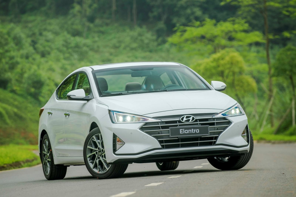 Giá bán của Hyundai Elantra khởi điểm từ 580 triệu và cao nhất lên tới 769 triệu đồng cho 4 phiên bản. Giá bán của Hyundai Elantra khởi điểm từ 580 triệu và cao nhất lên tới 769 triệu đồng cho 4 phiên bản.