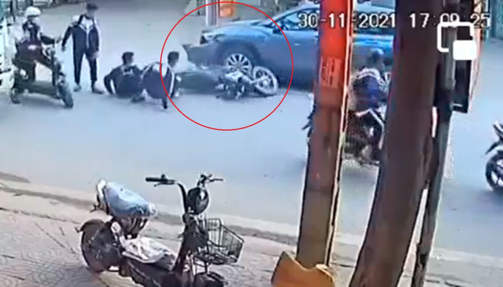 Xe máy kẹp ba chạy lấn làn, tông trực diện ô tô
