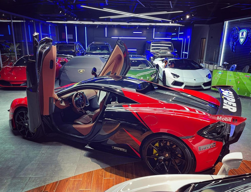 Chiếc siêu xe McLaren 570S cùng Ferrari F8 Tributo màu đỏ lúc còn ở công ty nhập khẩu tư nhân Chiếc siêu xe McLaren 570S cùng Ferrari F8 Tributo màu đỏ lúc còn ở công ty nhập khẩu tư nhân