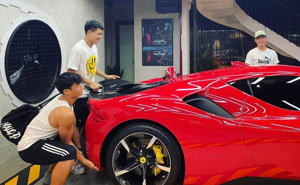 Chiếc siêu xe Ferrari SF90 Stradale của đại gia Gò Vấp có thêm cánh gió đuôi carbon Chiếc siêu xe Ferrari SF90 Stradale của đại gia Gò Vấp có thêm cánh gió đuôi carbon