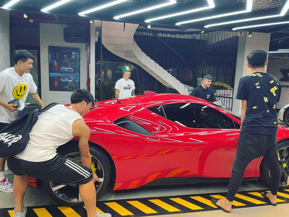 Quang Hải, Hà Đức Chinh và Bùi Tiến Dũng bên cạnh siêu xe Ferrari SF90 Stradale Quang Hải, Hà Đức Chinh và Bùi Tiến Dũng bên cạnh siêu xe Ferrari SF90 Stradale