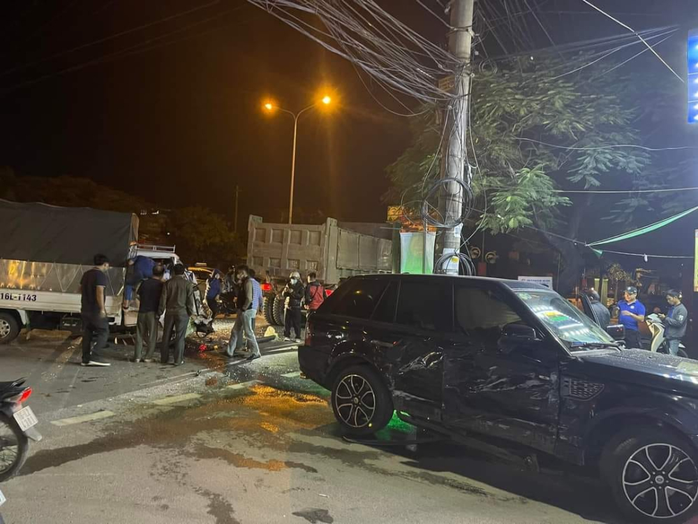 Thiệt hại của xe Range Rover cùng ô tô tải sau va chạm với nhau