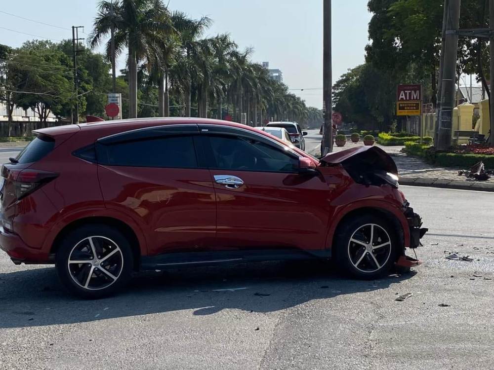 Thiệt hại của chiếc xe Honda HR-V sau khi tông vào xe VinFast LUX SA2.0