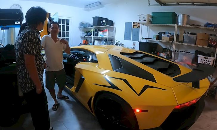 Khoa Pug và Johnny Đặng từng có 1 thời gian khá thân thiết, trong ảnh là chiếc siêu xe giới hạn Lamborghini Aventador SV được ông trùm kim cương ở Mỹ khoe với youtube này trong lúc sang Mỹ du học Khoa Pug và Johnny Đặng từng có 1 thời gian khá thân thiết, trong ảnh là chiếc siêu xe giới hạn Lamborghini Aventador SV được ông trùm kim cương ở Mỹ khoe với youtube này trong lúc sang Mỹ du học