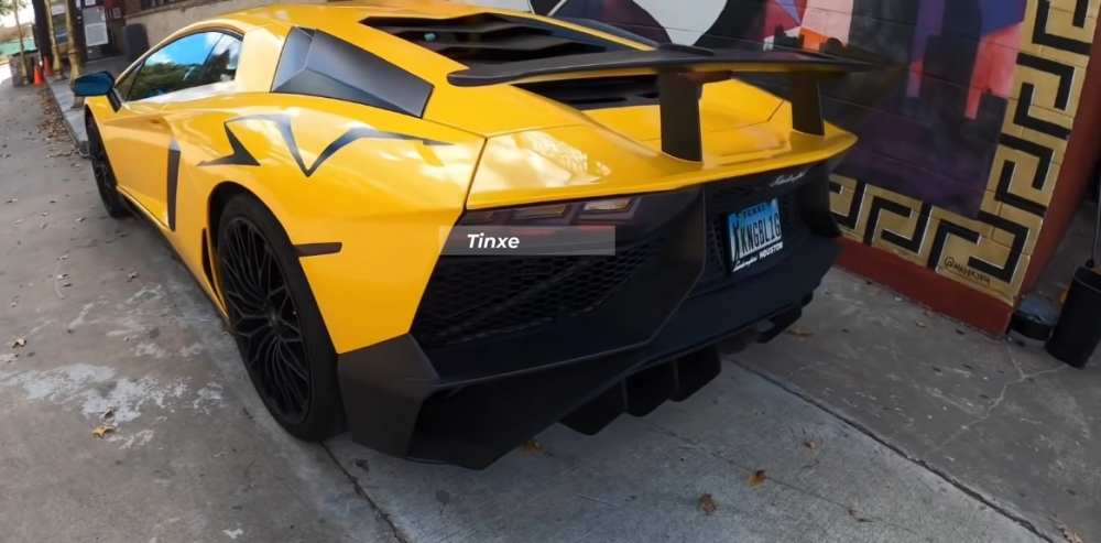 Chiếc xe Lamborghini Aventador SV của Johnny Đặng mang ngoại thất màu vàng Chiếc xe Lamborghini Aventador SV của Johnny Đặng mang ngoại thất màu vàng