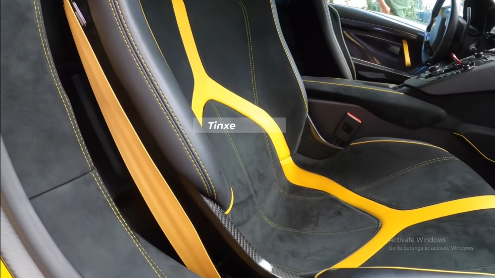Nội thất xe có ghế ngồi bọc da Alcantara cùng sọc vàng nổi bật của dòng xe Aventador SV Nội thất xe có ghế ngồi bọc da Alcantara cùng sọc vàng nổi bật của dòng xe Aventador SV
