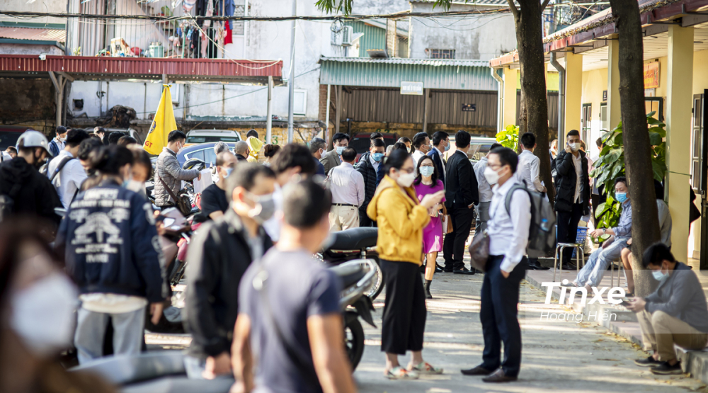 Nhiều người dân xếp hàng tại các điểm đăng ký xe ô tô để làm thủ tục.