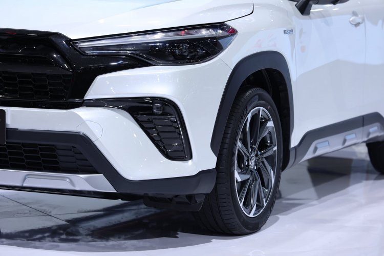 Khe gió nằm dọc trên cản trước, tích hợp đèn sương mù của Toyota Corolla Cross GR Sport 2022