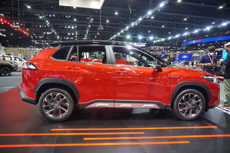 Toyota Corolla Cross GR Sport 2022 còn có nẹp màu bạc hầm hố xung quanh xe