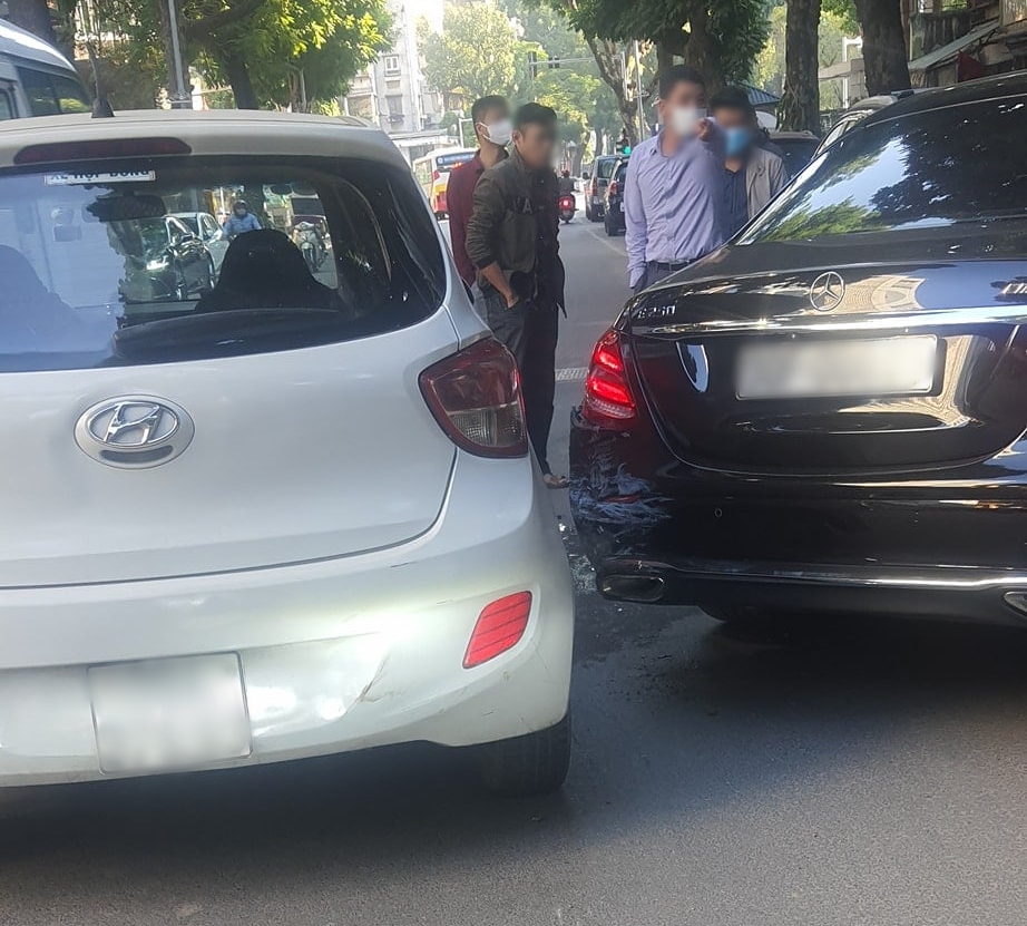Cận cảnh thiệt hại của xe Mercedes-Benz E-Class