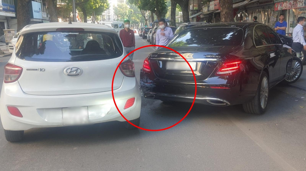 Va chạm với Mercedes-Benz E-Class trên phố, Hyundai Grand i10 vỡ nát 1 bên đầu xe