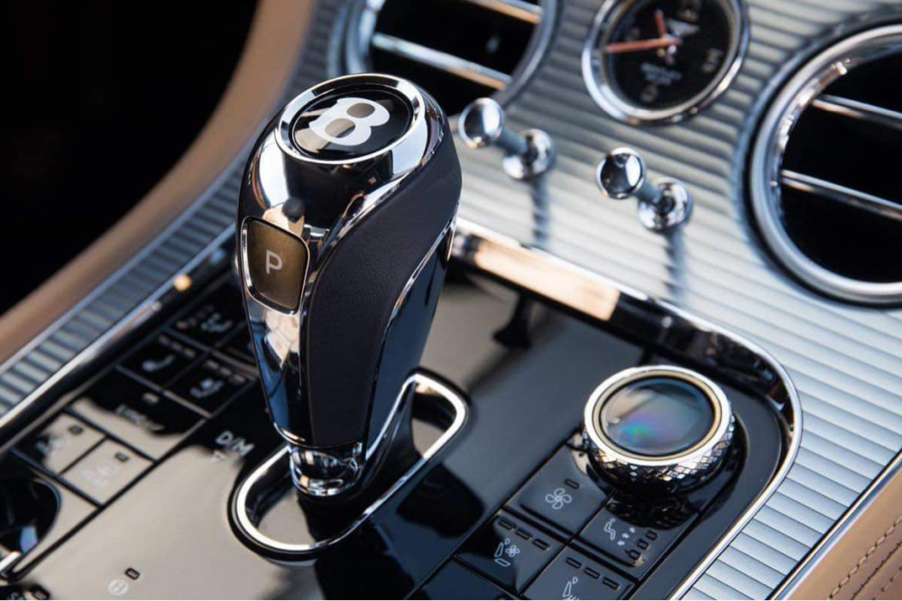 Còn đây là hình ảnh nữ đại gia chia sẻ lên mạng xã hội với hàm ý logo chữ B của Bentley cũng là chữ cái viết tắt tên của mình nên không thể nào bỏ qua được thương hiệu xe siêu sang đắt đỏ này