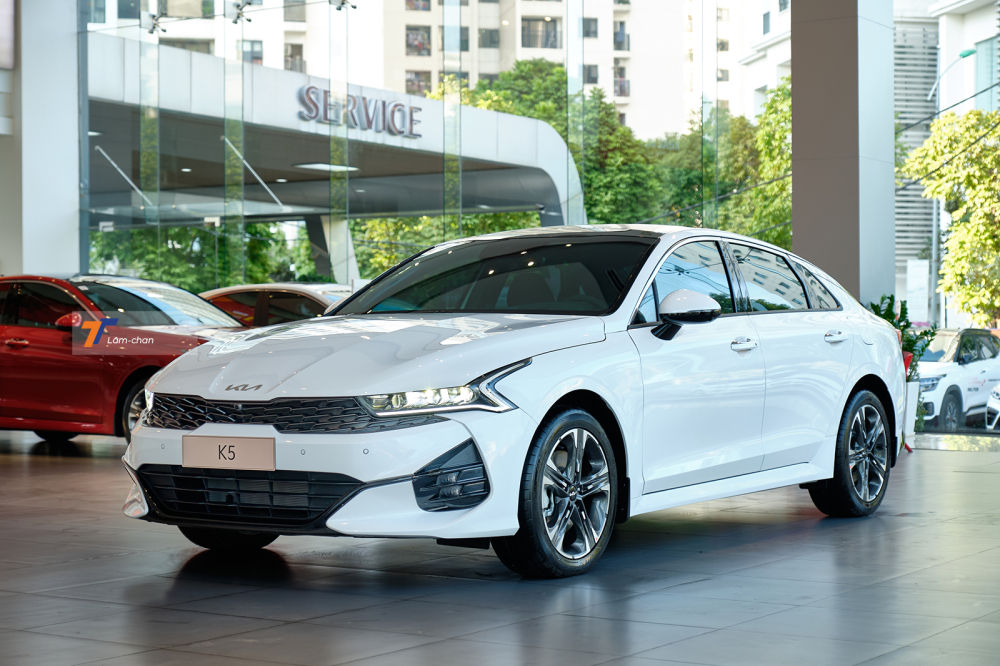 Kia K5 2022 đã về đại lý để trưng bày cho khách tham khảo.