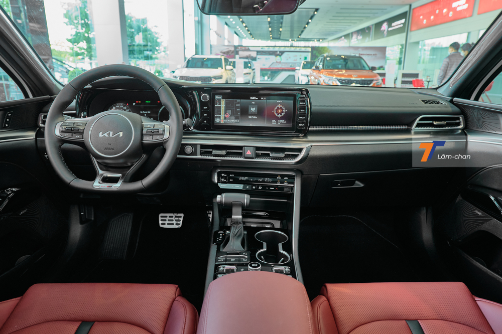 Tổng thể nội thất của Kia K5 2022, riêng bản GT-Line cao cấp nhất sẽ có ghế da màu đỏ.