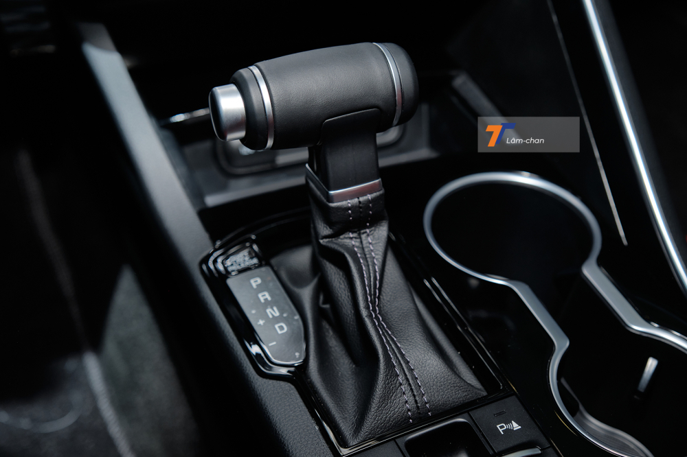 Cần số của Kia K5 2022 khá thu vị khi đổi từ dạng cần nắm sang loại cần đẩy giống như các mẫu máy bay phản lực.