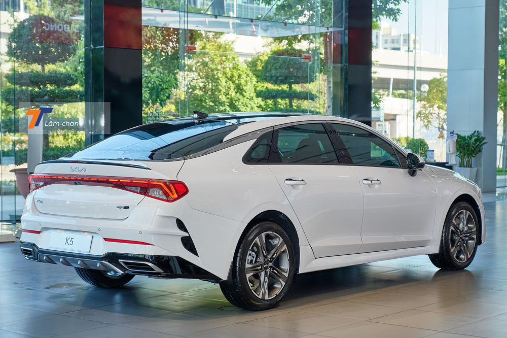 Kích thước tổng thể của Kia K5 2022 (D x R x C) là 4.905 x 1.860 x 1.465 mm.
