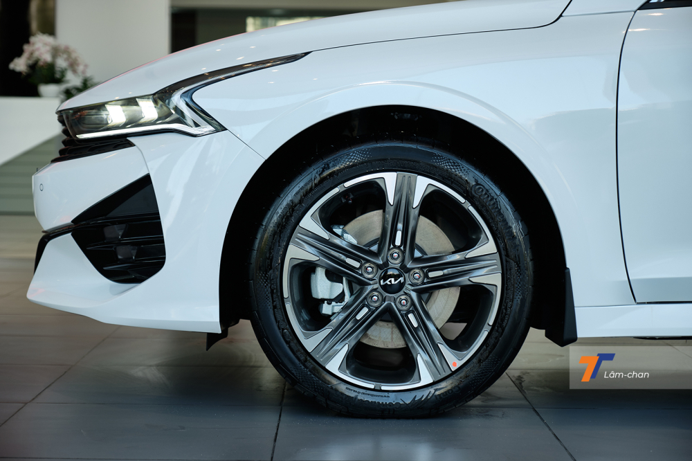 Cận cảnh mâm hợp kim mới của Kia K5 GT-Line 2022.