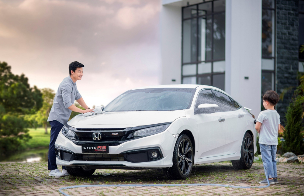 Với ưu đãi 100% lệ phí trước bạ, giá bán của Honda Civic được hạ xuống mức dễ tiếp cận hơn, rút ngắn khoảng cách về giá so với các đối thủ cùng phân khúc sedan hạng C.