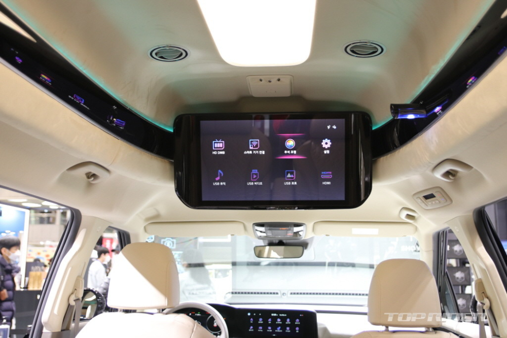 Màn hình TV 21,5 inch lắp trên trần xe của Kia Carnival Hi Limousine 2022 Màn hình TV 21,5 inch lắp trên trần xe của Kia Carnival Hi Limousine 2022