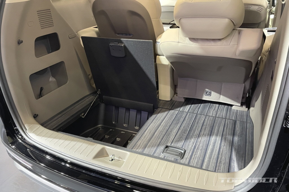 Ngăn chứa đồ phía sau của Kia Carnival Hi Limousine 2022 Ngăn chứa đồ phía sau của Kia Carnival Hi Limousine 2022