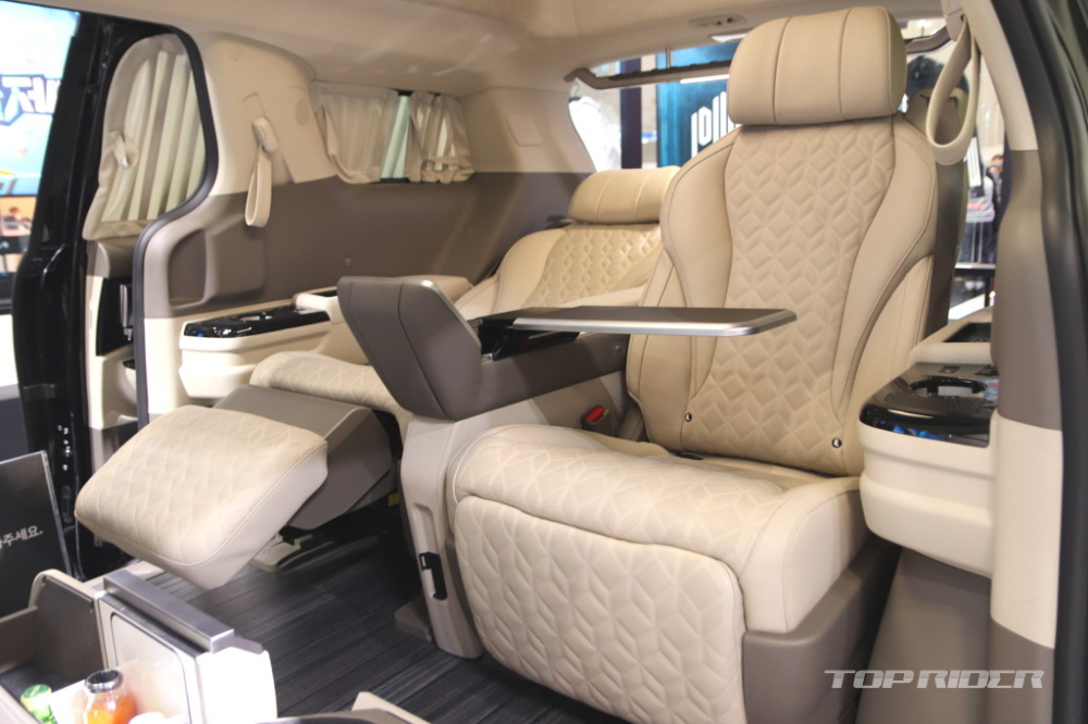 2 ghế thương gia của Kia Carnival Hi Limousine 2022 bản 4 chỗ 2 ghế thương gia của Kia Carnival Hi Limousine 2022 bản 4 chỗ