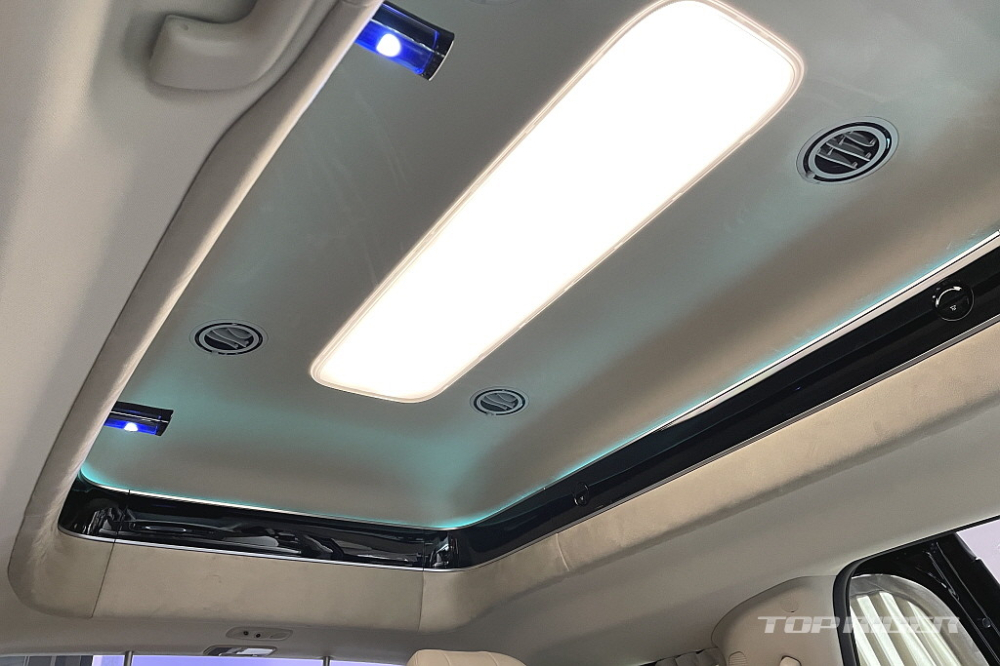 Trần xe cao hơn, tích hợp đèn của Kia Carnival Hi Limousine 2022 bản 4 chỗ Trần xe cao hơn, tích hợp đèn của Kia Carnival Hi Limousine 2022 bản 4 chỗ