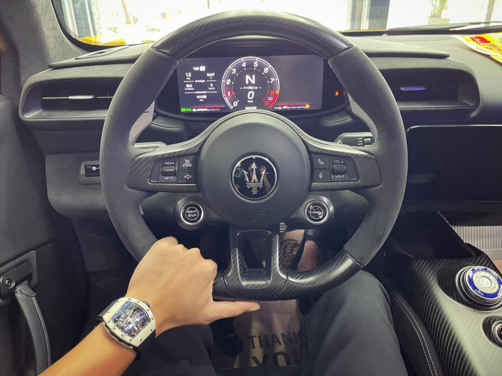 Vô-lăng siêu xe Maserati MC20 đầu tiên Việt Nam kết hợp da và carbon, phía sau có bảng đồng hồ thể thao