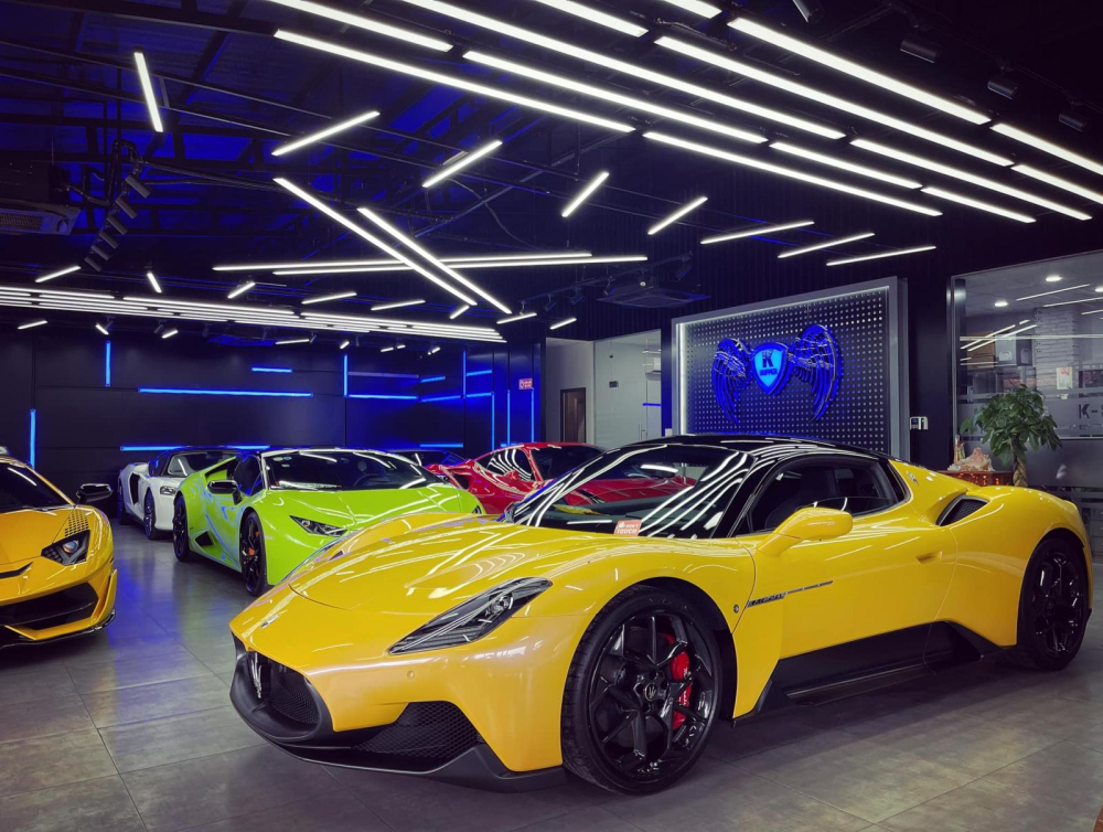 Siêu xe Maserati MC20 cùng Lamborghini Aventador SVJ màu vàng, Huracan LP610-4 xanh cốm, Ferrari F8 Tributo màu đỏ và xếp phía sau là McLaren GT màu trắng