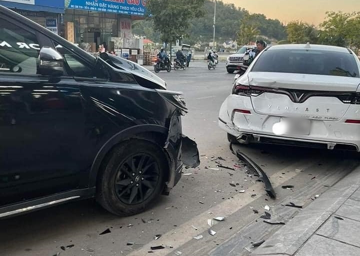Bị xe Toyota tông trúng đuôi xe, VinFast LUX A2.0 nhận lời khen về độ cứng cáp từ cư dân mạng