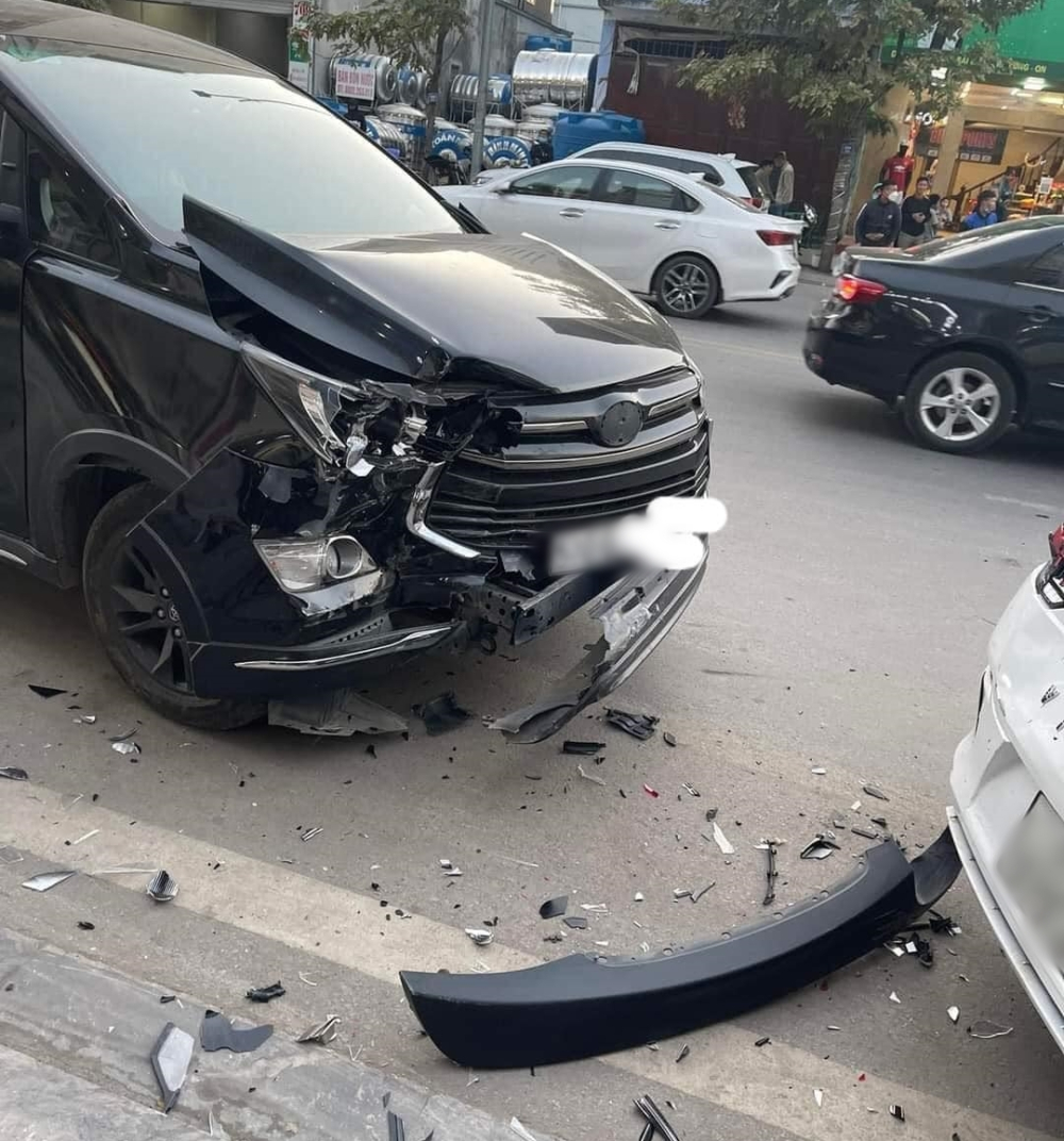 Hiện trường vụ tai nạn khiến xe Toyota Innova vỡ nát hết phần đầu xe