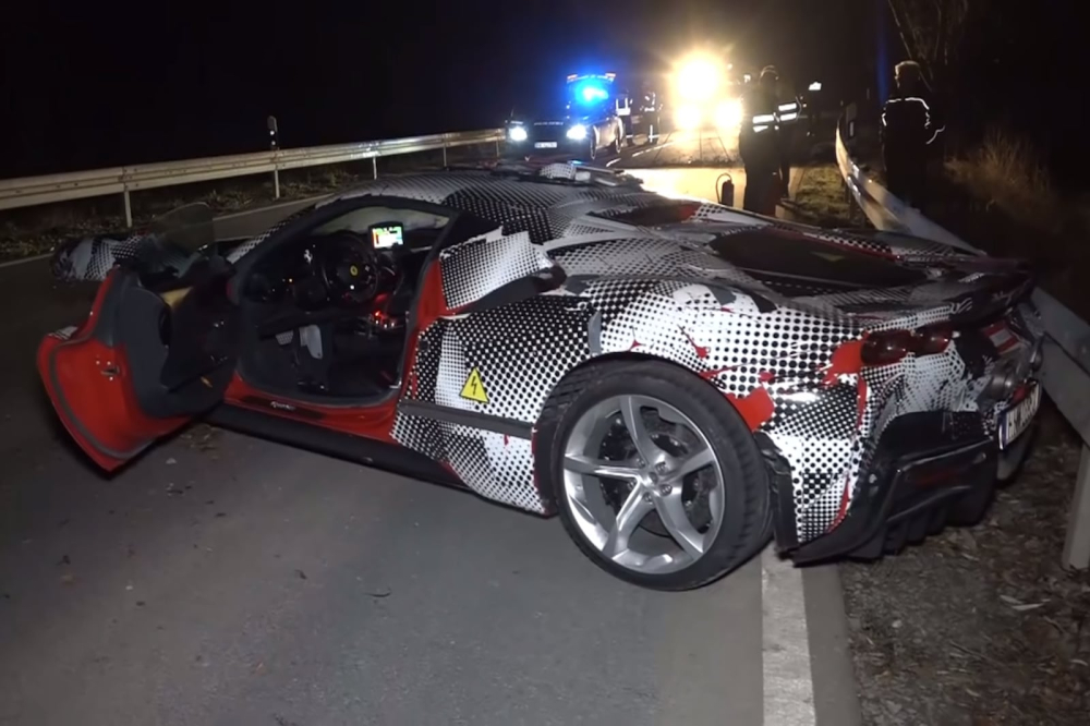 Ngoại hình xe là 1 chiếc Ferrari SF90 nhưng chưa rõ là bản Stradale quen thuộc hay là hiệu suất cao đang trong quá trình hoàn thiện