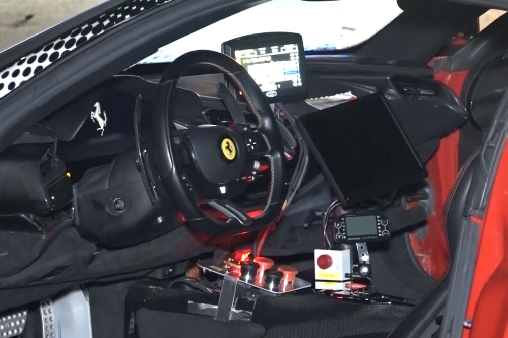 Khoang lái chiếc xe Ferrari gặp nạn