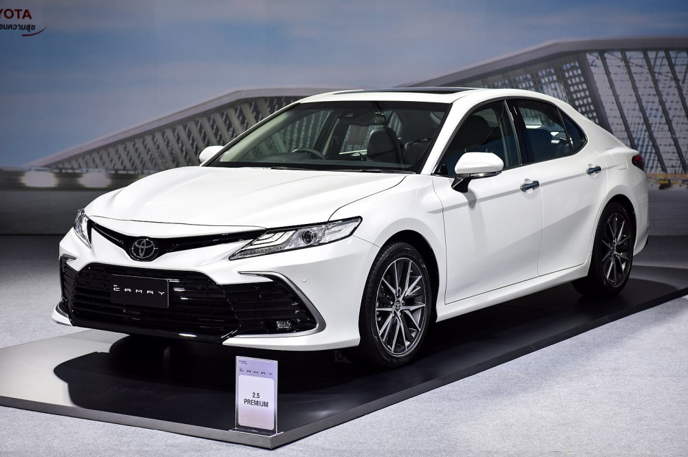 Toyota Camry 2022 thuộc bản nâng cấp giữa vòng đời với một chút thay đổi nhẹ về mặt thiết kế.