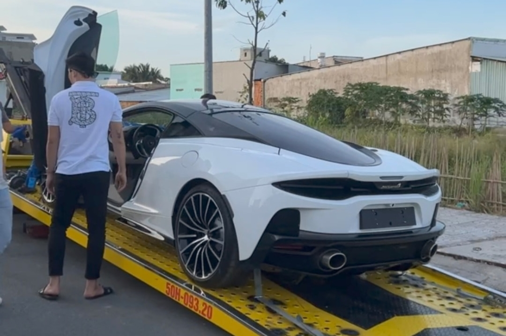 Hình ảnh hiếm hoi về siêu xe McLaren GT độc nhất Việt Nam xuất hiện ở Cần Thơ