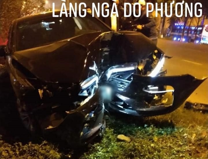 Bắc Ninh: T&ocirc;ng tr&uacute;ng trụ đ&egrave;n, xe VinFast LUX A2.0 vỡ n&aacute;t hết phần đầu xe