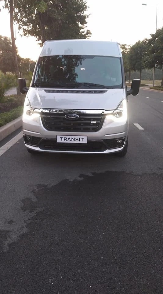 Đèn pha của Ford Transit 2022 được bao quanh bằng dải đèn LED định vị ban ngày Đèn pha của Ford Transit 2022 được bao quanh bằng dải đèn LED định vị ban ngày