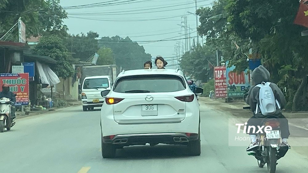 Nhiều gia đình Việt Nam có thói quen cho trẻ em thò ra ngoài qua cửa sổ trời để hóng gió, điều này rất nguy hiểm