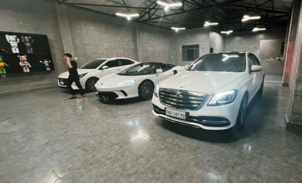 Từ tr&aacute;i sang l&agrave; Hyundai Accent, si&ecirc;u xe McLaren GT v&agrave; Mercedes-Benz S450L Luxury của c&ocirc; g&aacute;i Cần Thơ chỉ mua xe trong v&agrave;i ng&agrave;y