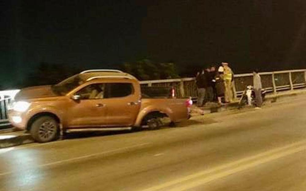 Còn đây là thiệt hại của xe bán tải Nissan Navara Còn đây là thiệt hại của xe bán tải Nissan Navara