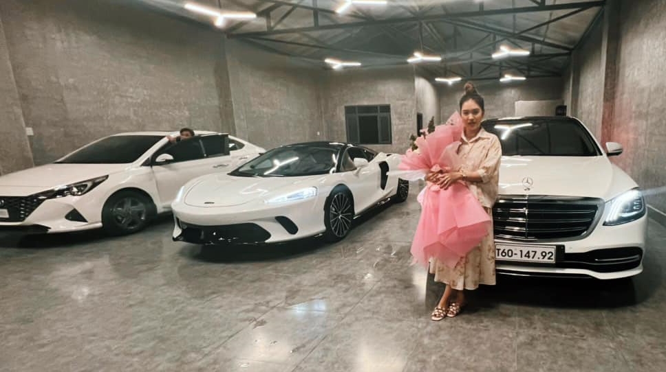 C&ocirc; g&aacute;i 9X ở Cần Thơ trong ng&agrave;y nhận b&agrave;n giao xe Mercedes-Benz S450L Luxury sau khi đ&atilde; mua si&ecirc;u xe McLaren GT 1 ng&agrave;y trước đ&oacute;