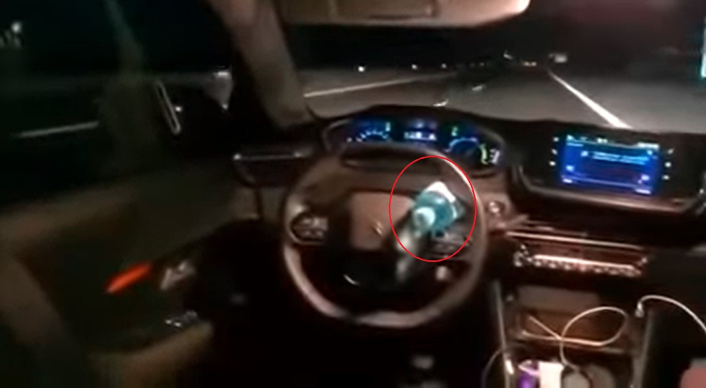 Chai nước được kẹp v&agrave;o v&ocirc; lăng để đ&aacute;nh lừa hệ thống ADAS của Peugeot 508