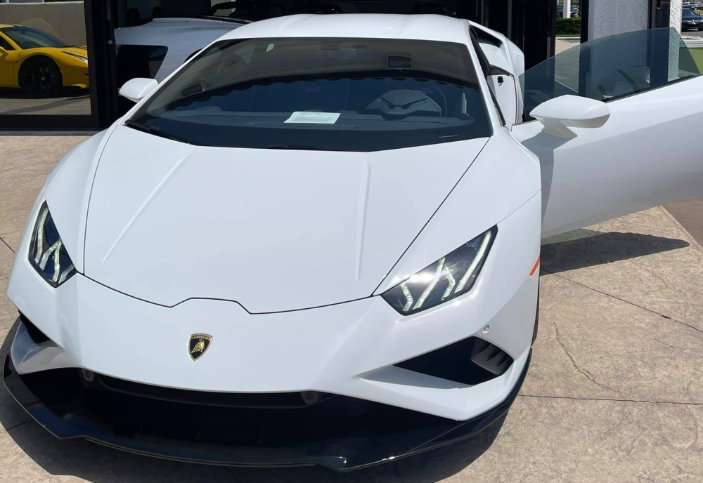 Dung nhan 1 chiếc siêu xe Lamborghini Huracan EVO RWD màu trắng