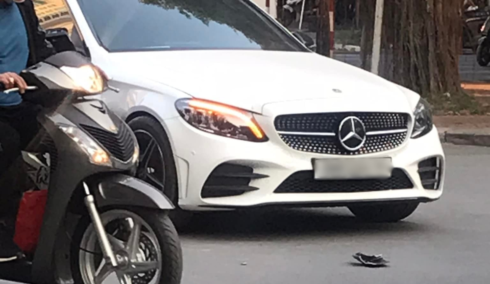 Chiếc xe Mercedes-Benz tại hiện trường vụ việc