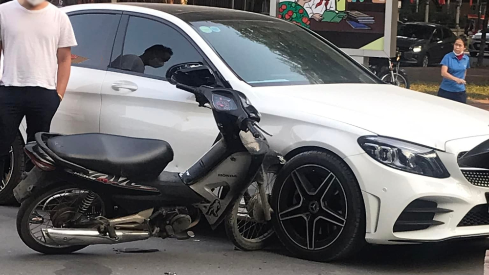 Xe m&aacute;y cắm chặt v&agrave;o b&ecirc;n h&ocirc;ng xe Mercedes-Benz sau va chạm