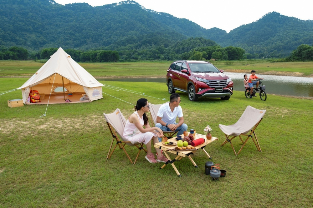 Toyota Rush cũng mới được n&acirc;ng cấp hệ thống giải tr&iacute; l&ecirc;n m&agrave;n h&igrave;nh cảm ứng 7 inch kết nối điện thoại th&ocirc;ng minh.