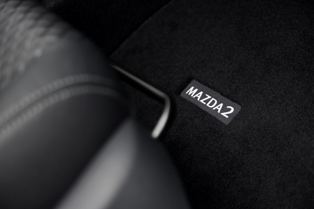 Dòng chữ Mazda2 ở thảm sàn