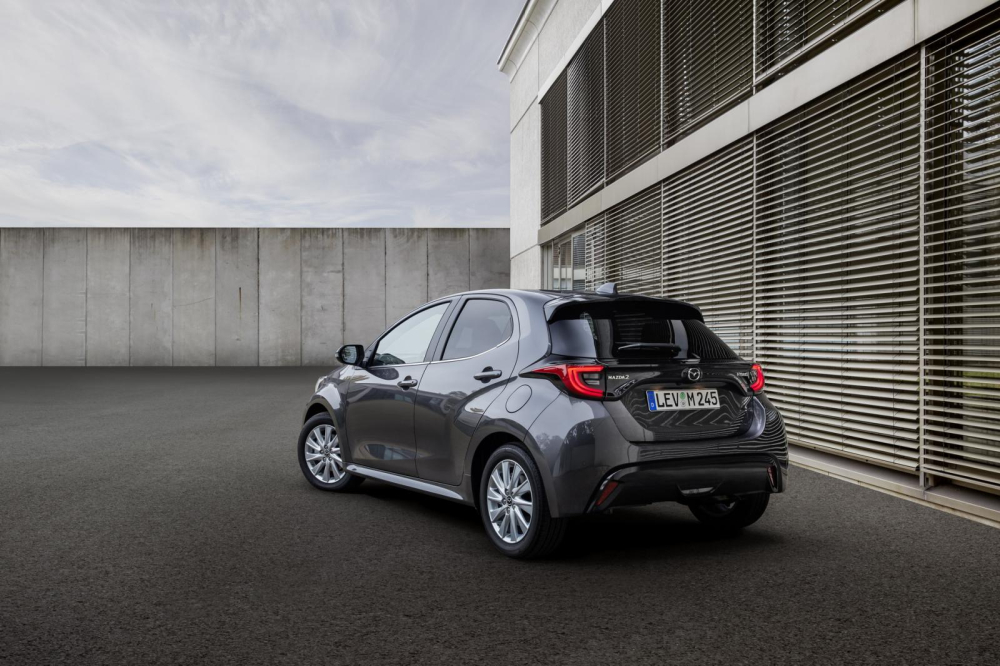 Nhờ hệ truyền động hybrid, Mazda2 2022 ăn khá ít xăng