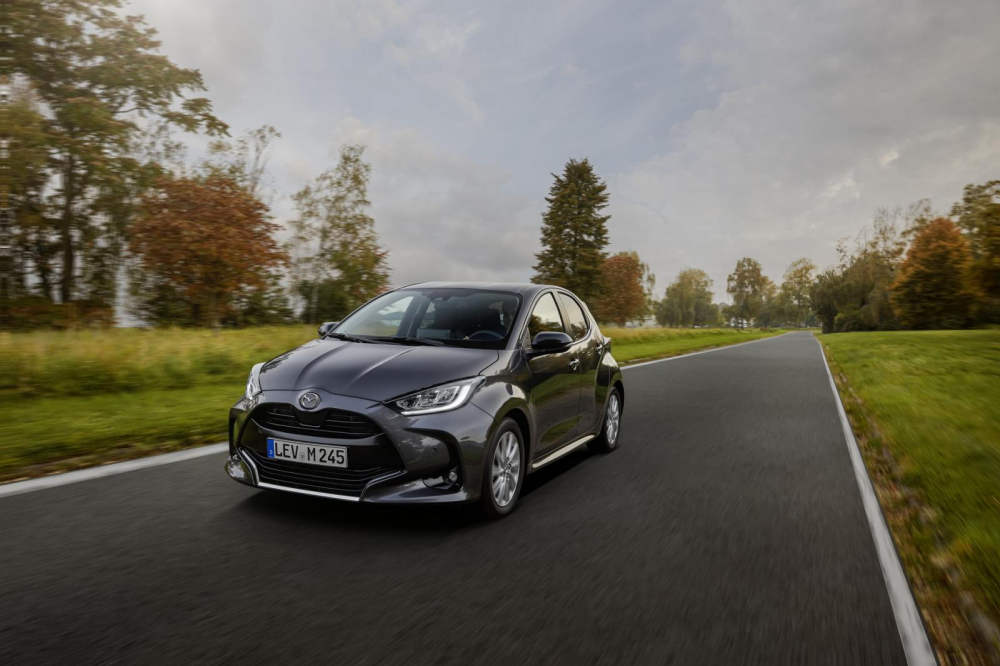 Mazda2 2022 được trang bị hệ truyền động hybrid của Toyota Yaris