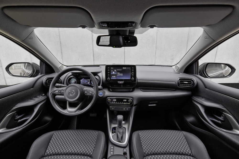 Nội thất của Mazda2 2022 cũng được bê nguyên từ Toyota Yaris sang