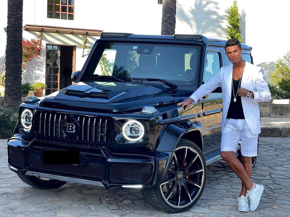 Ronaldo chụp ảnh bên chiếc Mercedes-Benz G-Class độ Brabus được bạn gái tặng